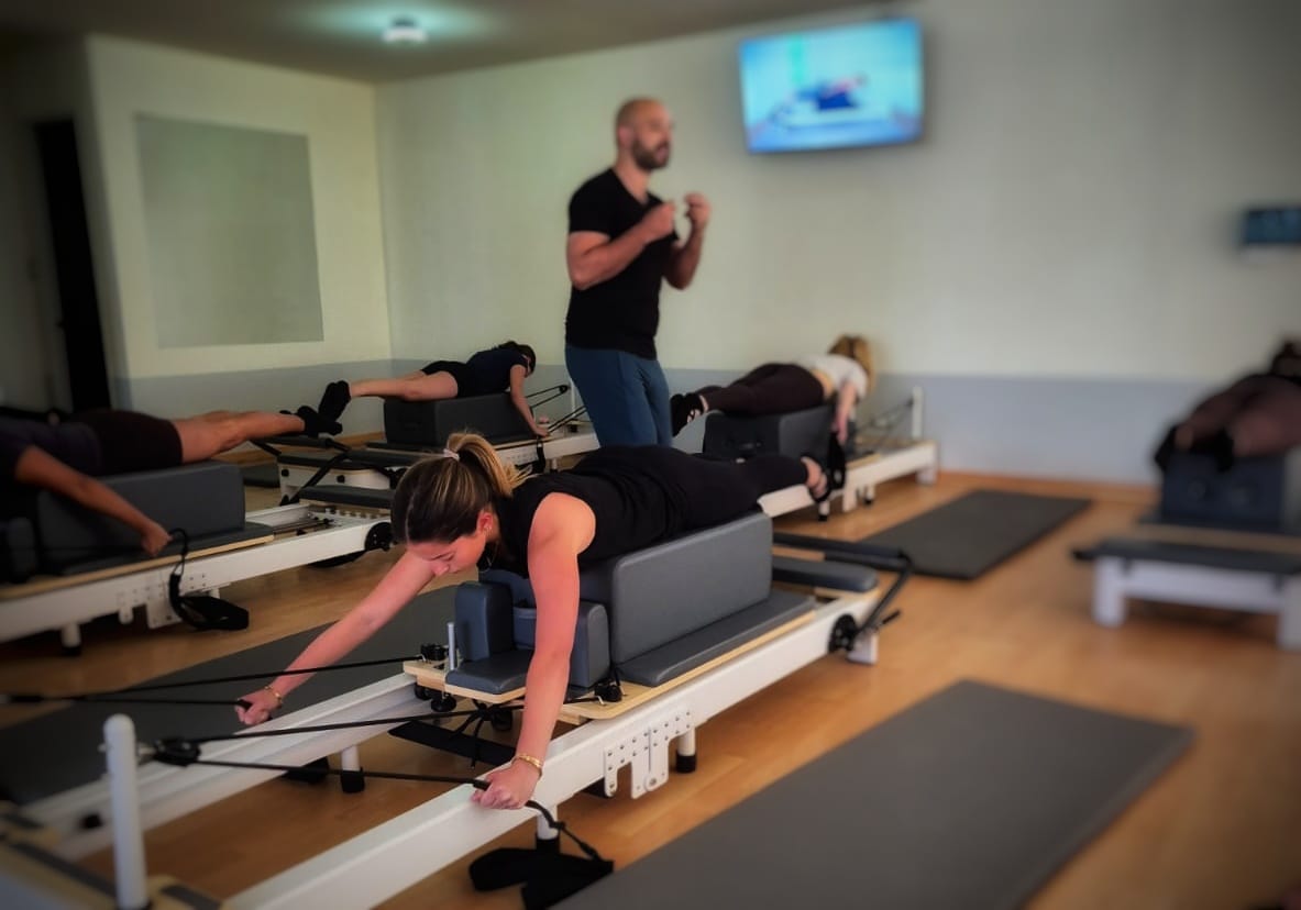 Alumnas entrenando en el estudio con la pantalla guía